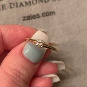 Natural diamond and yellow gold solitaire ring